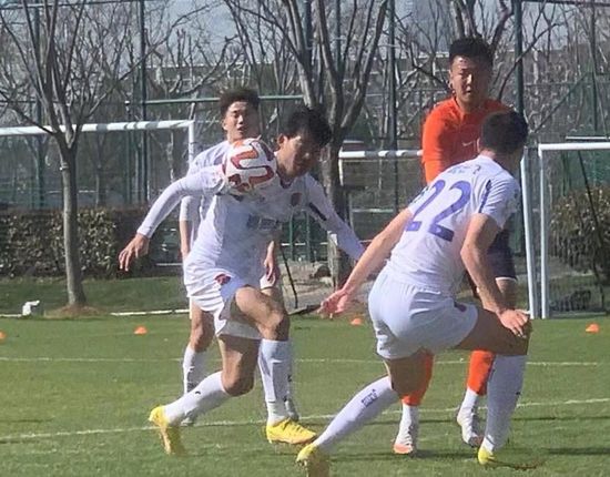 同桌让我腿扒开摸到高潮